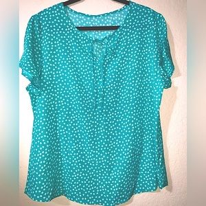 Teal 1X women’s blouse, with white flowers, short sleeve, all polyester